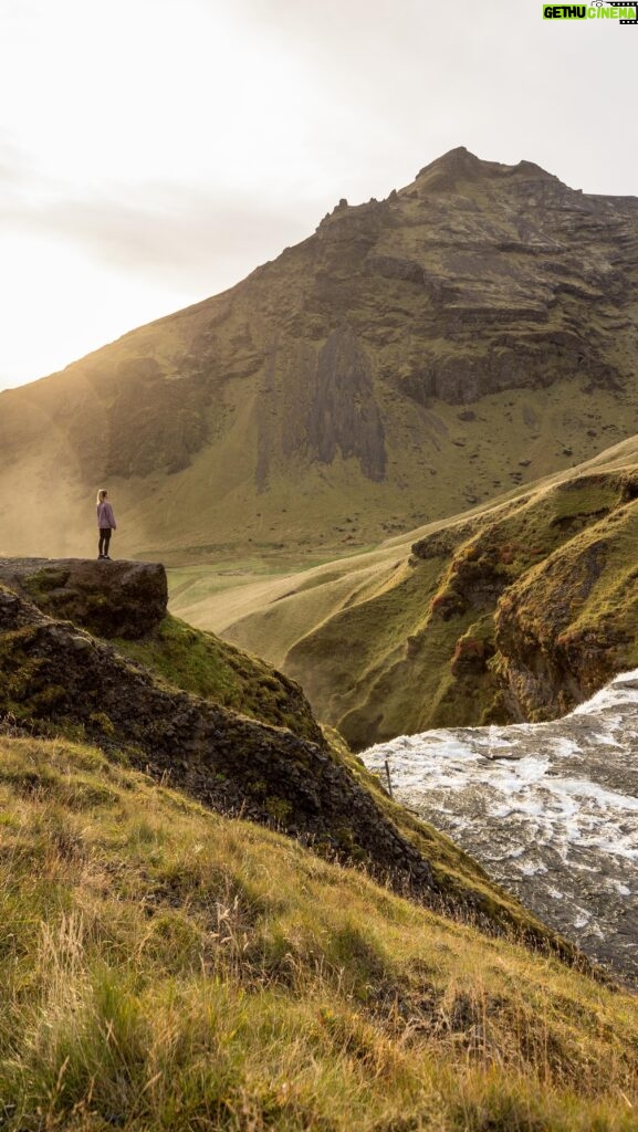 Catherine Paquin Instagram - Recharger mon bocal à bonheur 🫀📍 Si je peux vous donner mon meilleur conseil pour une destination froide : BIEN S’ÉQUIPER ✨🏃🏼‍♀️ tous les looks dans la vidéo viennent @sportsexperts X @thenorthface 🩵 #pub