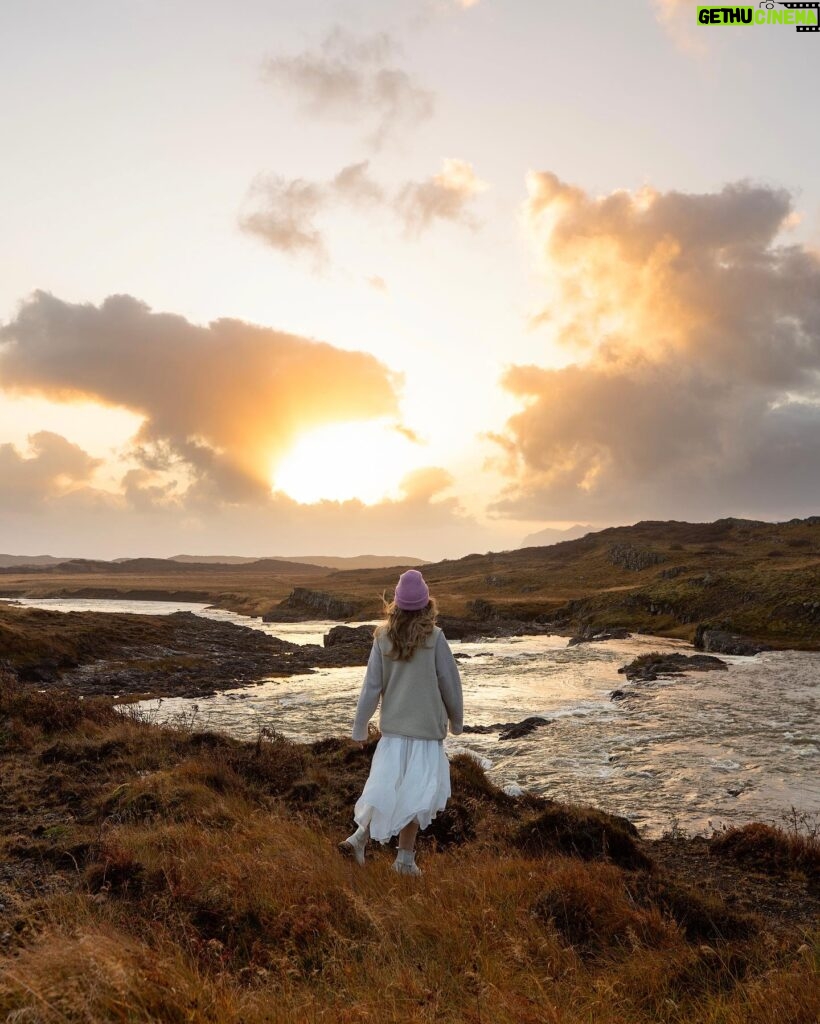 Catherine Paquin Instagram - Beauté infinie 🏔️🌞✨🍯🧚🏻 Je veux pas influencer personne, mais BOOK THE FLIGHT - où tu veux , pas besoin d’aller en Islande, mais voyager recharge l’âme 🌛🔋 & la magie de @david_maman 📸