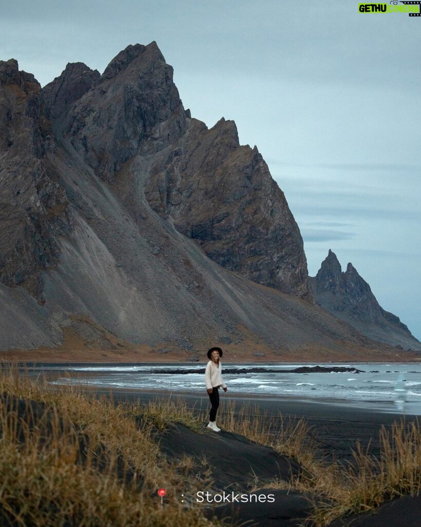 Catherine Paquin Instagram - Beauté infinie 🏔️🌞✨🍯🧚🏻 Je veux pas influencer personne, mais BOOK THE FLIGHT - où tu veux , pas besoin d’aller en Islande, mais voyager recharge l’âme 🌛🔋 & la magie de @david_maman 📸