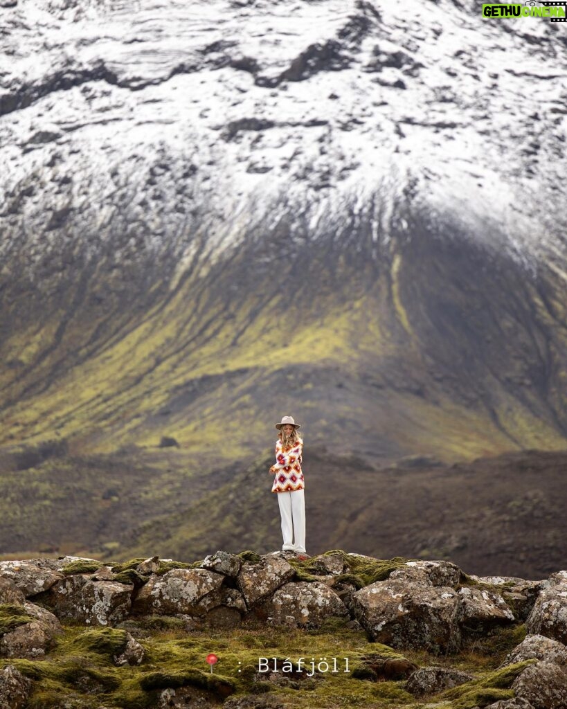 Catherine Paquin Instagram - Beauté infinie 🏔️🌞✨🍯🧚🏻 Je veux pas influencer personne, mais BOOK THE FLIGHT - où tu veux , pas besoin d’aller en Islande, mais voyager recharge l’âme 🌛🔋 & la magie de @david_maman 📸