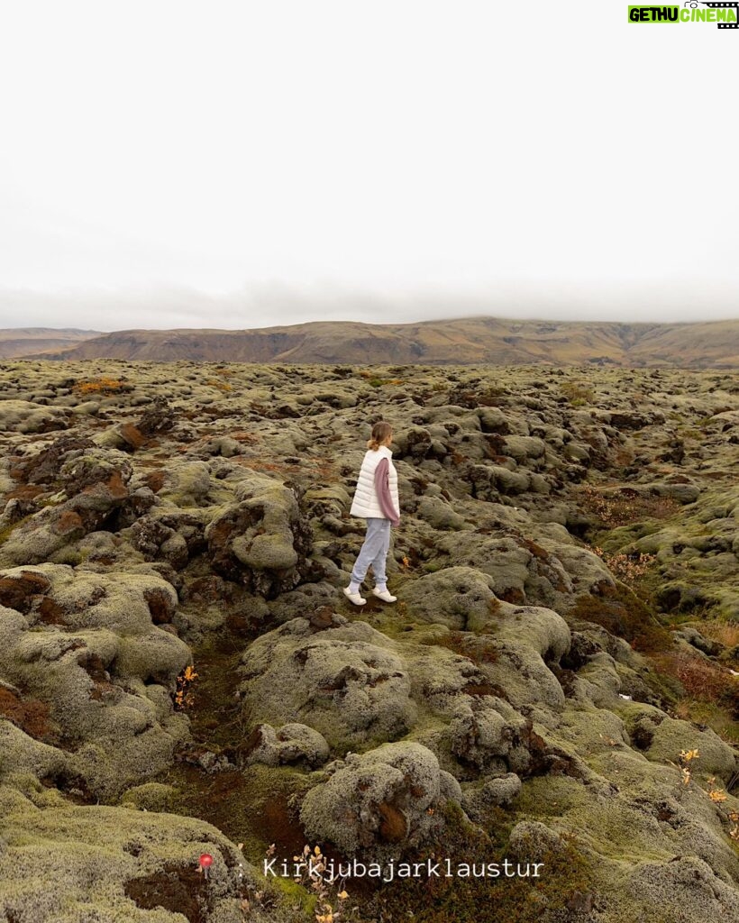 Catherine Paquin Instagram - Beauté infinie 🏔️🌞✨🍯🧚🏻 Je veux pas influencer personne, mais BOOK THE FLIGHT - où tu veux , pas besoin d’aller en Islande, mais voyager recharge l’âme 🌛🔋 & la magie de @david_maman 📸