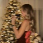 Catherine Paquin Instagram - Fav season 🎄🍬 Pour moi, un incontournable du temps des fêtes c’est le BAS DE NOËL!!! Cette année, c’est moi qui s’occupe des sacs à surprises pour les enfants de ma famille et, avec la catégorie ‘’Bas de Noël’’ de @kandju.bonheurgaranti, c’est tellement facile! Chocolat belge, jujubes des Fêtes, ensembles cadeaux, brochettes de bonbons, friandises hivernales et plus plus plus. PEACHBAS pour 15% sur votre commande en ligne. Commandez maintenant et recevez avant Noël. #pub