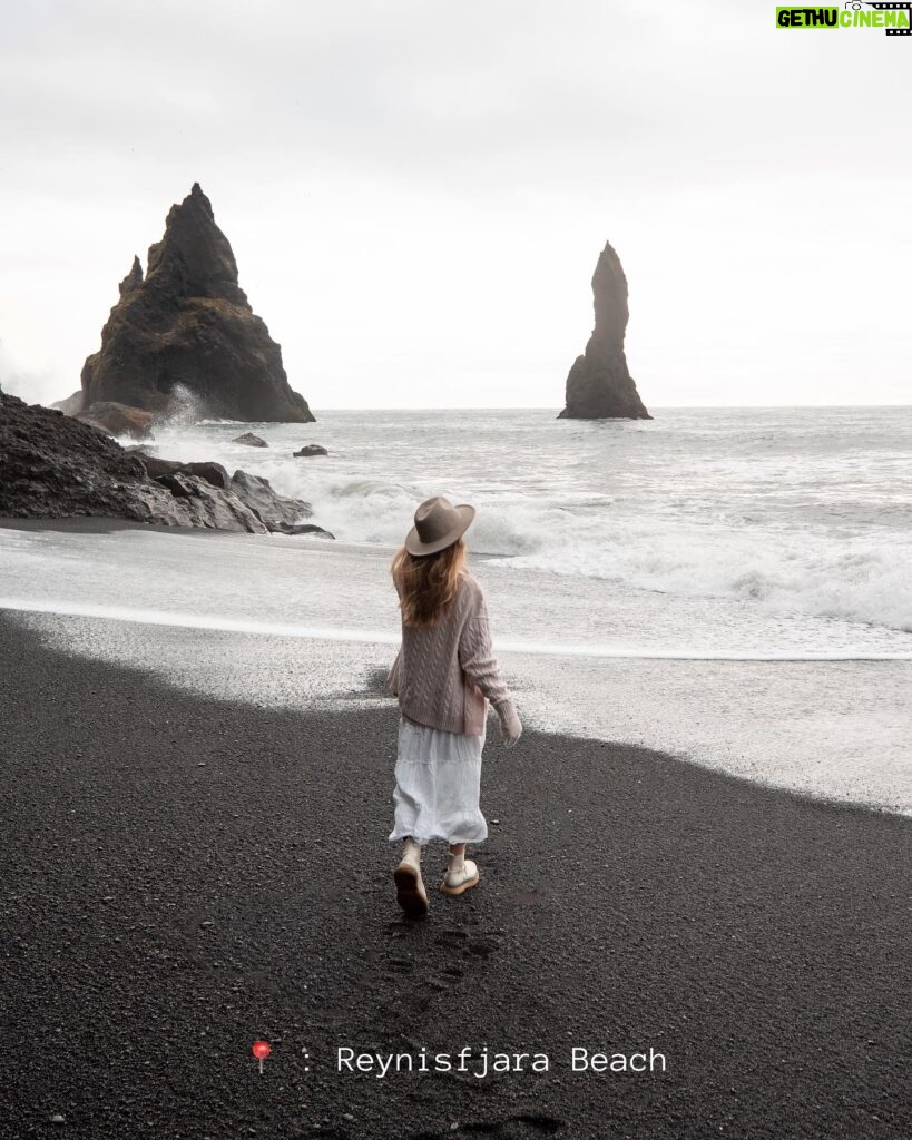 Catherine Paquin Instagram - Beauté infinie 🏔️🌞✨🍯🧚🏻 Je veux pas influencer personne, mais BOOK THE FLIGHT - où tu veux , pas besoin d’aller en Islande, mais voyager recharge l’âme 🌛🔋 & la magie de @david_maman 📸