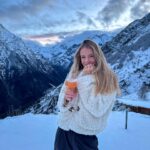 Catherine Paquin Instagram - En t-shirt en bas & en ski en haut , c’est ça les 2 Alpes 🌻🏔️ cette destination a officiellement délogé Bali pour entrer dans mon top 3 de destination 🥹 📍 : @2alpes