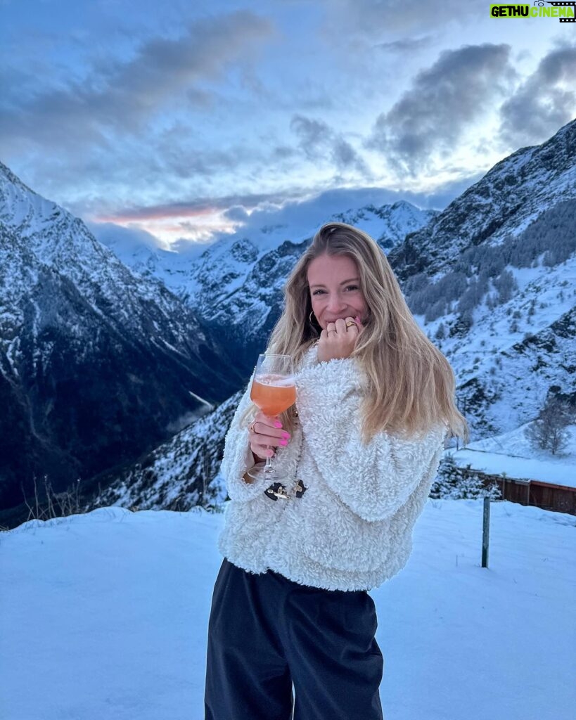 Catherine Paquin Instagram - En t-shirt en bas & en ski en haut , c’est ça les 2 Alpes 🌻🏔️ cette destination a officiellement délogé Bali pour entrer dans mon top 3 de destination 🥹 📍 : @2alpes