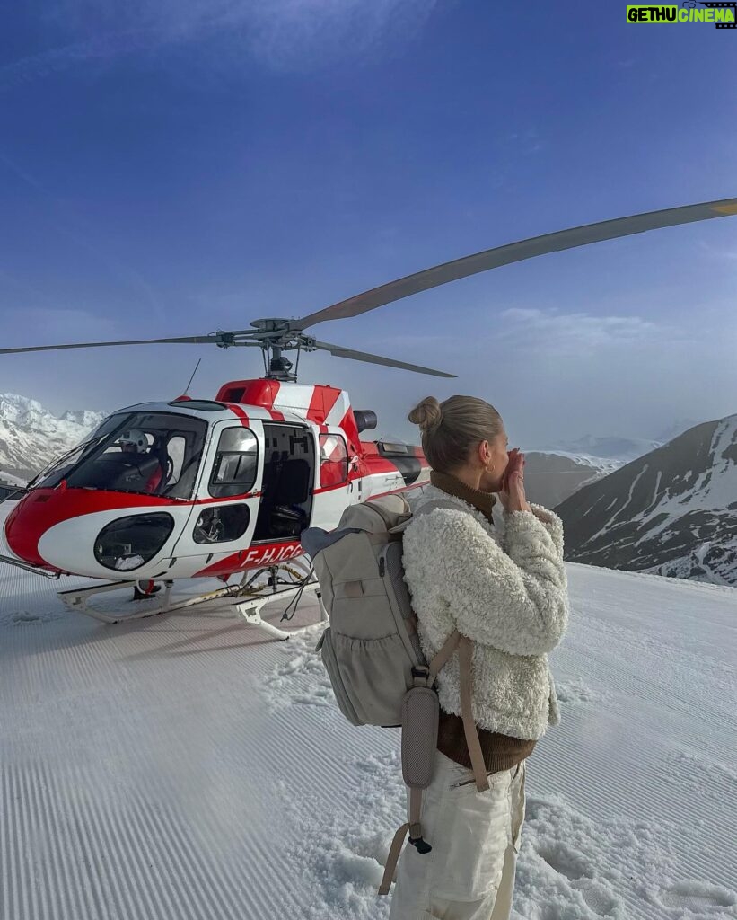 Catherine Paquin Instagram - En t-shirt en bas & en ski en haut , c’est ça les 2 Alpes 🌻🏔️ cette destination a officiellement délogé Bali pour entrer dans mon top 3 de destination 🥹 📍 : @2alpes