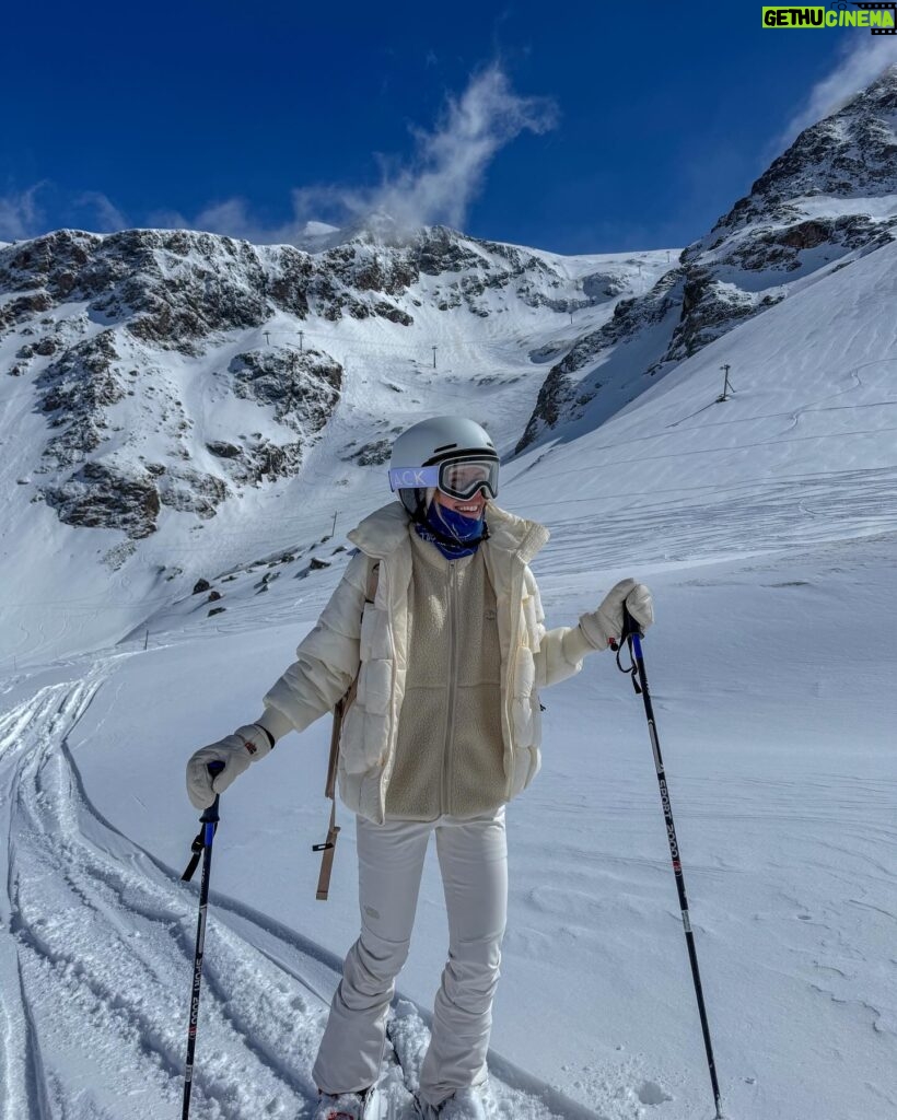 Catherine Paquin Instagram - En t-shirt en bas & en ski en haut , c’est ça les 2 Alpes 🌻🏔️ cette destination a officiellement délogé Bali pour entrer dans mon top 3 de destination 🥹 📍 : @2alpes