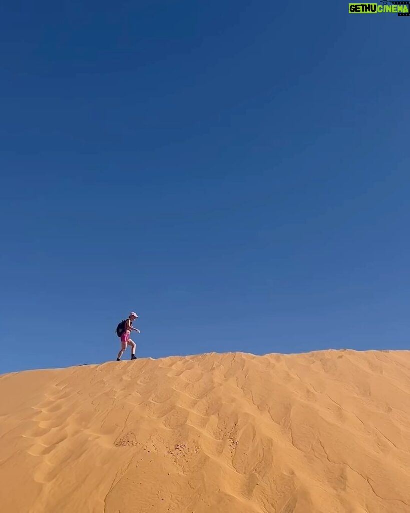 Catherine Paquin Instagram - 3 jours, 36km, 18 sacs d’électrolytes & 10372829 grains de sable dans mes souliers, une pêche SI FIÈRE 🥹