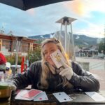 Catherine Paquin Instagram - Voyage de sœur 🧸🥂🃏💕 Mon amour pour l’Ouest ne cesse de grandir, j’ai déjà hâte de revenir ⛷️🩵 merci à @sportvac de s’être occupé de tout les réservation pour nous ✨ #invitation