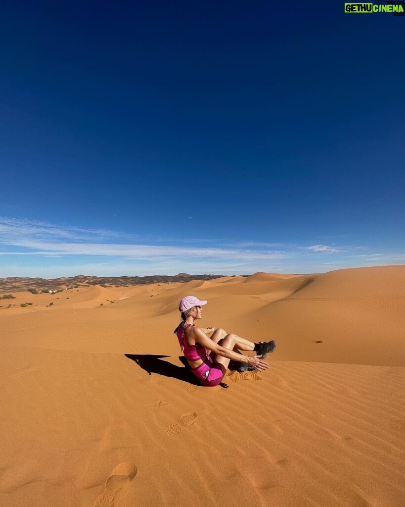Catherine Paquin Instagram - 3 jours, 36km, 18 sacs d’électrolytes & 10372829 grains de sable dans mes souliers, une pêche SI FIÈRE 🥹