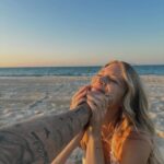Catherine Paquin Instagram - All I want for Christmas is {traveling with} you ❤️ Incroyable la diversité des paysages d’Abu Dhabi , du désert à la mer en passant la les girafes, le surf sur les dunes et les autos sur l’eau, un rêve ✨🏄🏼‍♀️ @visitabudhabi #invitation #InAbuDhabi
