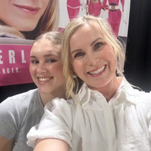 Catherine Sutherland Instagram - My favorite girl is helping me today @nashvillecomicon 
we will be here at 11 AM to 5 PM today 

#catherinesutherland #PinkRanger #Onceandalways #KatherineHillard #Mightymorphinpowerrangers #zeo #Turbo #PinkRangerPower #Pterodactyl #cranezord #powerrangersplayback