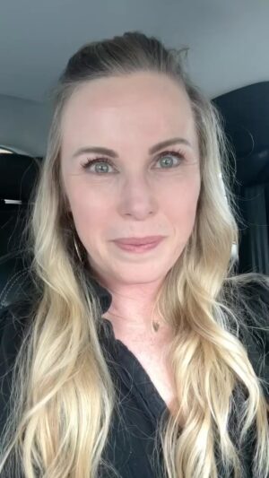 Catherine Sutherland Instagram - Hey there Nashville Comicon fans! ❤️🤍💙
Catherine has a message for you! 💝