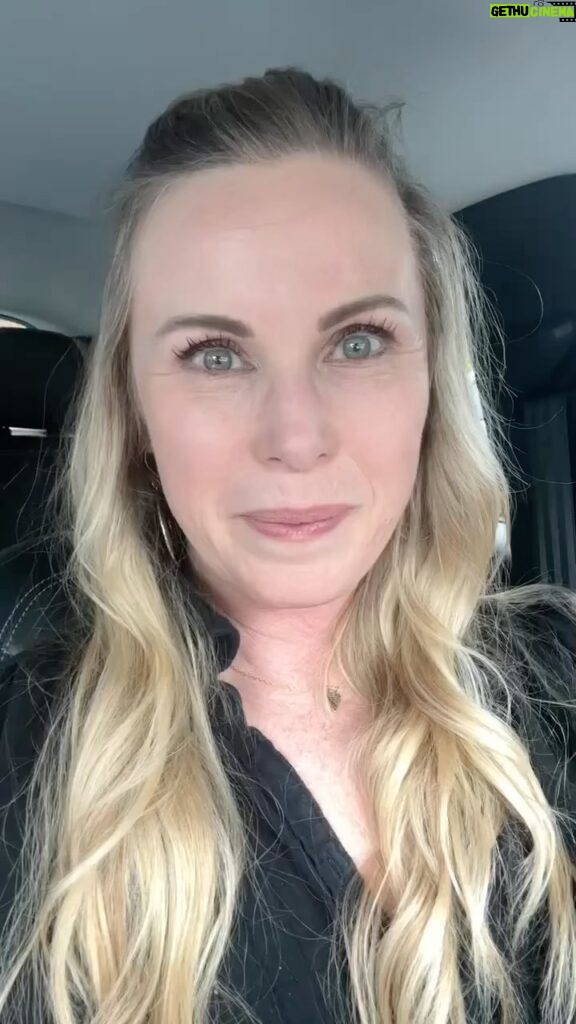Catherine Sutherland Instagram - Hey there Nashville Comicon fans! ❤️🤍💙 Catherine has a message for you! 💝