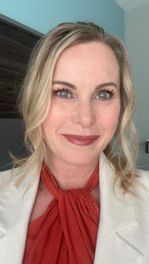 Catherine Sutherland Instagram - Last day @animeoceancity 
we will be here today from 11 AM until 2 PM 
Thank you so much Mike, Theresa, Christian, and all the volunteers who have helped put this all together. Thank you to our beautiful fans who fill out buckets always
#catherinesutherland #PinkRanger #Onceandalways #KatherineHillard #Mightymorphinpowerrangers #zeo #Turbo #PinkRangerPower #Pterodactyl #cranezord #powerrangersplayback