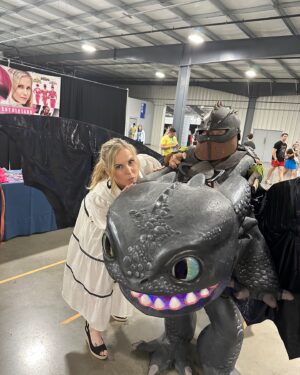 Catherine Sutherland Instagram - Thank you @nashvillecomicon 
It’s been a blast!

#catherinesutherland #PinkRanger #Onceandalways #KatherineHillard #Mightymorphinpowerrangers #zeo #Turbo #PinkRangerPower #Pterodactyl #cranezord #powerrangersplayback