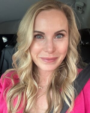 Catherine Sutherland Instagram - Thank you @nashvillecomicon 
It’s been a blast!

#catherinesutherland #PinkRanger #Onceandalways #KatherineHillard #Mightymorphinpowerrangers #zeo #Turbo #PinkRangerPower #Pterodactyl #cranezord #powerrangersplayback