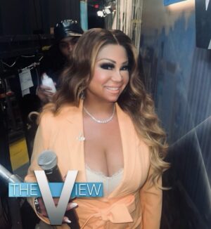 CeCe Peniston Instagram - Quick pic #backstage before I hit @theviewabc , I love moments like this ❤️ @arend.jackson @damakeup1 @andreayoungthestylist @theviewabc @byronvgarrett @bendaworld #teampeniston  @joyvbehar @whoopigoldberg @sunny @sarahaines @ananavarrofl #juneteenth #holiday #love #artistsoninstagram #artist #mood