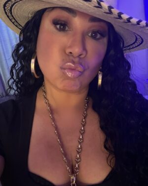 CeCe Peniston Instagram - Thought I’d share my inner cowgirl lol #cecepeniston #artist #artistsoninstagram #cowgirl #countrylife #instagram #music #friday …… I was blessed with this hat and thank you Shalonda and Henry ❤️❤️❤️😘 @straw_and_wool