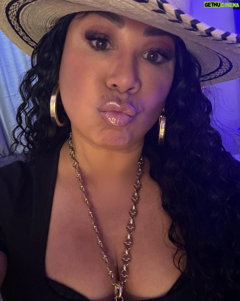 CeCe Peniston Instagram - Thought I’d share my inner cowgirl lol #cecepeniston #artist #artistsoninstagram #cowgirl #countrylife #instagram #music #friday …… I was blessed with this hat and thank you Shalonda and Henry ❤️❤️❤️😘 @straw_and_wool