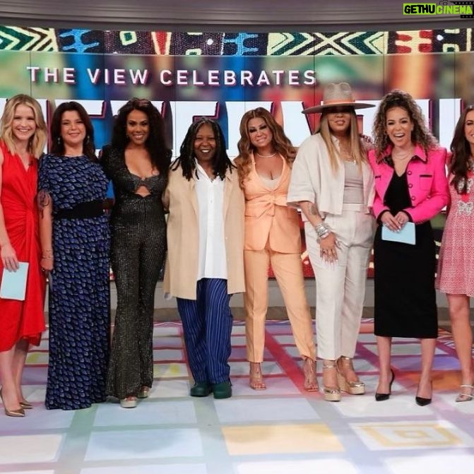 CeCe Peniston Instagram - Thank you so much for having me , such a magical moment in time @theviewabc #grateful #gratitude #monday #holiday ##art #artist #artistsoninstagram #music #90s #cecepeniston @bendaworld @deborahcox @iamtherobins @damakeup1 @byronvgarrett @arend.jackson @andreayoungthestylist @goldndayztravel #teamcece #music