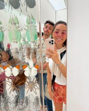 Ceci Flores Instagram - Nuestras tres cosas favoritas. 🤍🦈🪲 #DamienHirst (Los tiburones, los bichitos lindos y el bigote de mi novio)