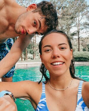 Ceci Flores Instagram - 👋🏻 2023 • Disfruté, reí, me enamoré aún más, fui al concierto de mi banda favorita con mi mejor amiga, me fui de viaje con mi hermano, se casó mi otro hermano, le enseñé a mi ahijado a ser amigo de las rayas, hice nuevos amigos, gocé a mis amigos más queridos, corrí un spartan, me gradué y dirigí mi primer cortometraje.