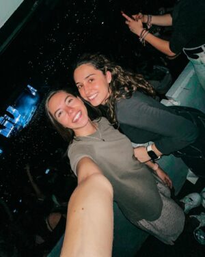 Ceci Flores Instagram - 👋🏻 2023 • Disfruté, reí, me enamoré aún más, fui al concierto de mi banda favorita con mi mejor amiga, me fui de viaje con mi hermano, se casó mi otro hermano, le enseñé a mi ahijado a ser amigo de las rayas, hice nuevos amigos, gocé a mis amigos más queridos, corrí un spartan, me gradué y dirigí mi primer cortometraje.