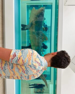 Ceci Flores Instagram - Nuestras tres cosas favoritas. 🤍🦈🪲 #DamienHirst (Los tiburones, los bichitos lindos y el bigote de mi novio)
