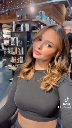 Cécile Consul Instagram - C’est au tour de @anissa_maprr  sa première coloration chez @benjamin_creation_coiffure 

Un grand merci à toute l’équipe pour son professionnalisme 🙏♥️