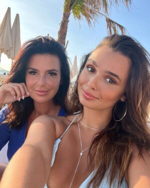 Cécile Consul Instagram - EN UN MOT si vous deviez décrire notre relation 😀😉

#marseille #merefille #été2023 #soleil#summer