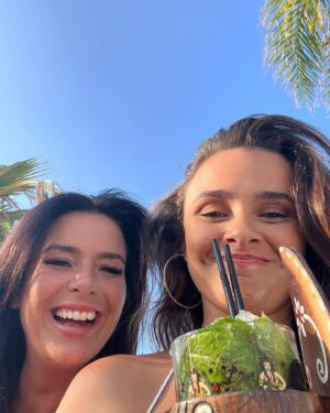 Cécile Consul Instagram - EN UN MOT si vous deviez décrire notre relation 😀😉

#marseille #merefille #été2023 #soleil#summer