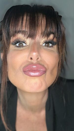 Cécile Consul Instagram - Ba quoi? Moi aussi je peux le faire! 😅💪🥵