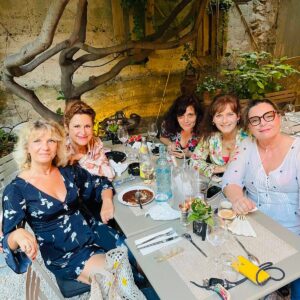Cécilia Hornus Instagram - Fin de festival aujourd’hui. 
Notre dernière représentation de « La guerre n’a pas un visage de femme » aujourd’hui aura lieu à midi au théâtre du Girasole. 
Une pluie de critiques élogieuses, une magnifique fréquentation, des retours bouleversants. 
Quelle fierté de porter la parole de ces héroïnes si courageuses !
Merci à tous ceux qui ont eu la curiosité de découvrir cette adaption du livre si nécessaire de Svetlana Alexiévitch. 

@festivaloffavignon 
@theatredugirasole 
@sdlr65 @sandrine_molaro 
@vogt.val #emmanuellerozes
#marionbierry @marilu_production 
@jeanclaudelande @christsegura @artistesadami