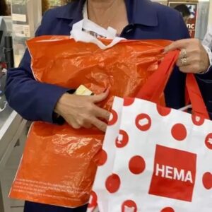 Cécilia Hornus Instagram - Aujourd’hui il pleuvait. Donc on a fait du shopping avec Anne. 

#Quimper #ViePassionnante #CoeurAvecLesDoigts #2pourLePrixD’Une #Kénavo #VivementL’Apéro #BientôtLaSuite!

Réalisé sans trucage.
@annedecisoff