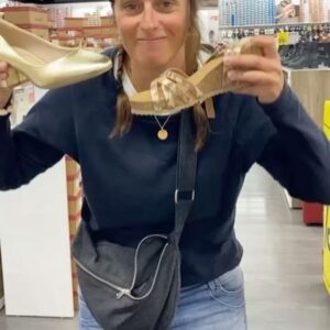Cécilia Hornus Instagram - Aujourd’hui il pleuvait. Donc on a fait du shopping avec Anne. 

#Quimper #ViePassionnante #CoeurAvecLesDoigts #2pourLePrixD’Une #Kénavo #VivementL’Apéro #BientôtLaSuite!

Réalisé sans trucage.
@annedecisoff