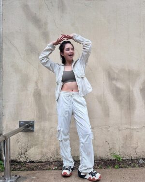 Cecilia So Instagram - omg 十年無玩過閃避球!! 最後玩咗兩局先掂到個波1下咁多🤣✨ 然後極速俾人foul… 我都係返去做瑜珈先🧘🏻‍♀️🙂‍↕️
但係一齊打波真係好開心！運動果然是無界限的多謝邀請唷🤍🩵🤍🩵✨ 

makeup: @beckybecky_k 
outfit: @lululemonhk