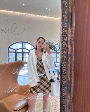 Cecilia So Instagram - 雖然偶爾看到衣服的皺摺也會有「這樣子啊？」但～ 還是不會熨～
我～ 就是不愛熨衣服的人類^.^
希望大家也能坦誠地擁抱自己
例如說～ 我就是熱愛星期一～ 又可以工作了嘻嘻