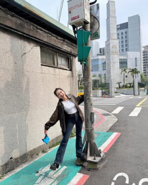 Cecilia So Instagram - 去到台北第二日就牙痛
我以為我蛀牙🥲 所以叫房東推薦她的牙醫給我，super 好客的她還帶著狗狗載我去診所哈哈哈哈哈哈哈想說我的媽媽好像也沒有跟我去看牙醫過
結果照了x光牙醫伯伯看了好久都說我沒蛀牙，最後他說我曾經有矯正牙齒，現在移位了所以會痛！omg!! 之前我也有試過牙痛去看醫生而醫生只叫我回家再痛再回來！牙醫伯伯真der 好厲害！一開始看到他覺得他好兇但最後弄完他居然溫柔地拋出一句辛苦嚕^_^ 
牙醫伯伯仔細地左看右看端詳著我牙齒的x 光片，苦惱得似是他本人在承受這個痛楚、房東媽媽心急的問著到底是什麼原因（對她還陪著我進去看診🤣🤣🤣）說我明天就要上課可不能頂著這個疼呢，這些小章節都讓我覺得有點不好意思有點溫暖—— 那幾天外面下着毛毛雨冰凍冰凍的，心卻是溫溫熱熱的。

#珊在台北記