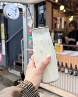 Cecilia So Instagram - 去到台北第二日就牙痛
我以為我蛀牙🥲 所以叫房東推薦她的牙醫給我，super 好客的她還帶著狗狗載我去診所哈哈哈哈哈哈哈想說我的媽媽好像也沒有跟我去看牙醫過
結果照了x光牙醫伯伯看了好久都說我沒蛀牙，最後他說我曾經有矯正牙齒，現在移位了所以會痛！omg!! 之前我也有試過牙痛去看醫生而醫生只叫我回家再痛再回來！牙醫伯伯真der 好厲害！一開始看到他覺得他好兇但最後弄完他居然溫柔地拋出一句辛苦嚕^_^ 
牙醫伯伯仔細地左看右看端詳著我牙齒的x 光片，苦惱得似是他本人在承受這個痛楚、房東媽媽心急的問著到底是什麼原因（對她還陪著我進去看診🤣🤣🤣）說我明天就要上課可不能頂著這個疼呢，這些小章節都讓我覺得有點不好意思有點溫暖—— 那幾天外面下着毛毛雨冰凍冰凍的，心卻是溫溫熱熱的。

#珊在台北記