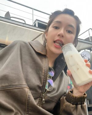 Cecilia So Instagram - 去到台北第二日就牙痛
我以為我蛀牙🥲 所以叫房東推薦她的牙醫給我，super 好客的她還帶著狗狗載我去診所哈哈哈哈哈哈哈想說我的媽媽好像也沒有跟我去看牙醫過
結果照了x光牙醫伯伯看了好久都說我沒蛀牙，最後他說我曾經有矯正牙齒，現在移位了所以會痛！omg!! 之前我也有試過牙痛去看醫生而醫生只叫我回家再痛再回來！牙醫伯伯真der 好厲害！一開始看到他覺得他好兇但最後弄完他居然溫柔地拋出一句辛苦嚕^_^ 
牙醫伯伯仔細地左看右看端詳著我牙齒的x 光片，苦惱得似是他本人在承受這個痛楚、房東媽媽心急的問著到底是什麼原因（對她還陪著我進去看診🤣🤣🤣）說我明天就要上課可不能頂著這個疼呢，這些小章節都讓我覺得有點不好意思有點溫暖—— 那幾天外面下着毛毛雨冰凍冰凍的，心卻是溫溫熱熱的。

#珊在台北記