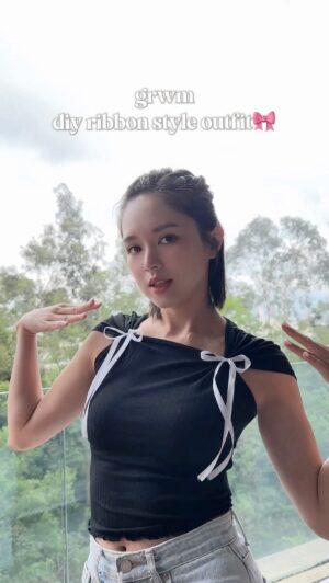 Cecilia So Instagram - 最近見到蝴蝶結嘅嘢就覺得好靚🥹🎀
但係又唔想買一大堆fast fashion 返屋企著幾次就唔著
上網見到有人咁整
所以又試吓搵返屋企有嘅衫舊衫新著🤌🏻
lace 裙襯喺直腳牛仔褲出面超有層次少少girly 多多爽朗
淨色Tee 加條絲帶又當一件新衫
一齊grwm🎀🤍🩷🤍
識唔識英文？GO!! 🫱🏻
#grwm #ribbon #outfit #upcycling