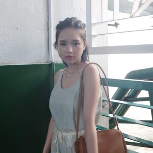 Cecilia So Instagram - 點呀？配呢個bgm 加上紅眼晴幽幽的看着這鏡頭有無feel? 😇💚⚓️🚢🛶
我真係好鍾意渡海小輪，希望唔好消失🥹 salute to 水手叔叔！！佢著住呢套水手服有點可愛，雖然我地問佢點上上層佢只係笑笑口趕我地出去再叫我地買飛入黎🤣

dress& handbag: @kapok @futureclassicsofficial 
@lagarepr