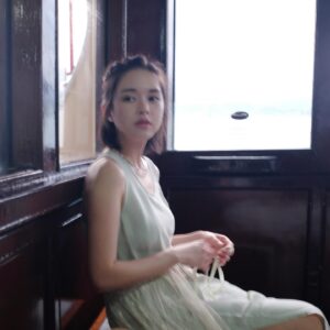Cecilia So Instagram - 點呀？配呢個bgm 加上紅眼晴幽幽的看着這鏡頭有無feel? 😇💚⚓️🚢🛶
我真係好鍾意渡海小輪，希望唔好消失🥹 salute to 水手叔叔！！佢著住呢套水手服有點可愛，雖然我地問佢點上上層佢只係笑笑口趕我地出去再叫我地買飛入黎🤣

dress& handbag: @kapok @futureclassicsofficial 
@lagarepr