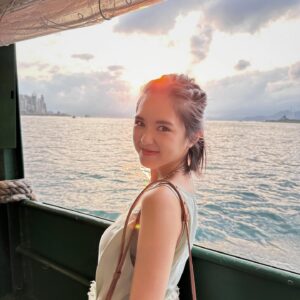 Cecilia So Instagram - 點呀？配呢個bgm 加上紅眼晴幽幽的看着這鏡頭有無feel? 😇💚⚓️🚢🛶
我真係好鍾意渡海小輪，希望唔好消失🥹 salute to 水手叔叔！！佢著住呢套水手服有點可愛，雖然我地問佢點上上層佢只係笑笑口趕我地出去再叫我地買飛入黎🤣

dress& handbag: @kapok @futureclassicsofficial 
@lagarepr