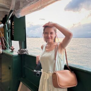 Cecilia So Instagram - 點呀？配呢個bgm 加上紅眼晴幽幽的看着這鏡頭有無feel? 😇💚⚓️🚢🛶
我真係好鍾意渡海小輪，希望唔好消失🥹 salute to 水手叔叔！！佢著住呢套水手服有點可愛，雖然我地問佢點上上層佢只係笑笑口趕我地出去再叫我地買飛入黎🤣

dress& handbag: @kapok @futureclassicsofficial 
@lagarepr