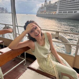 Cecilia So Instagram - 點呀？配呢個bgm 加上紅眼晴幽幽的看着這鏡頭有無feel? 😇💚⚓️🚢🛶
我真係好鍾意渡海小輪，希望唔好消失🥹 salute to 水手叔叔！！佢著住呢套水手服有點可愛，雖然我地問佢點上上層佢只係笑笑口趕我地出去再叫我地買飛入黎🤣

dress& handbag: @kapok @futureclassicsofficial 
@lagarepr