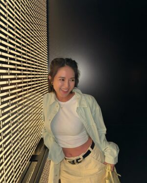 Cecilia So Instagram - 啊我就是那種就算很開心也不會怎麼表露出來的人
可能用emoji表達我還比較自在
所以如果某天你送了我什麼我毫無表情的拆開說著挺好看的嘛
那就是非常厲害的讚賞了哇哈哈哈哈
I人就這樣吧🤡👽😬
所以⋯ 我期待了好久的 @nobuhongkong 每一道菜都好好好好好好吃！！ 當然，當服務生來問我的時候我只是擺出洪海仁的臉孔輕輕說了聲：「好味呀～」 內心有多澎湃你不知道吧😼
thank you for the amazing arrangement LOVEEE🤍 @lhyleon @hongkongregent