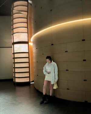 Cecilia So Instagram - 啊我就是那種就算很開心也不會怎麼表露出來的人
可能用emoji表達我還比較自在
所以如果某天你送了我什麼我毫無表情的拆開說著挺好看的嘛
那就是非常厲害的讚賞了哇哈哈哈哈
I人就這樣吧🤡👽😬
所以⋯ 我期待了好久的 @nobuhongkong 每一道菜都好好好好好好吃！！ 當然，當服務生來問我的時候我只是擺出洪海仁的臉孔輕輕說了聲：「好味呀～」 內心有多澎湃你不知道吧😼
thank you for the amazing arrangement LOVEEE🤍 @lhyleon @hongkongregent