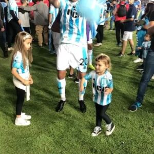 Cecilia Bonelli Instagram - “Cada historia tiene un final, pero en la vida, cada final es un nuevo comienzo”… historia es lo que vas a dejar en este maravilloso deporte ⚽️. Son muchos los que dejan sus huellas 👣 pero las tuyas serán imborrables. Por tu compañerismo, por tu compromiso, por tu profesionalismo, por tu solidaridad… el fútbol nunca te va a olvidar… siempre dijiste que preferías que la gente y tus compañeros  te recuerden por todo esto y no tanto por tus goles y tus gambetas… y seguro así será!. Te prometo que lo que viene va a ser maravilloso amor… una vez más nos vamos agarrar fuerte de la mano y vamos a seguir disfrutando de esta maravillosa vida. Como ese primer día en el que te conocí, que me agarraste fuerte y no me soltaste más. Llegarán tiempos para disfrutar de los fines de semana en familia, de poder ir a ver a jugar al hockey a las nenas, de poder comer un asado sin mirar el reloj, de tener vacaciones que no sean en junio o diciembre jajaja 😜 … te aviso que tenemos una lista eterna de cosas pendientes y necesitan empezar a tacharse! Estas preparado? Acá estamos y siempre vamos a estar! Te amamos #superdario #chechu #lupita y #carmelita